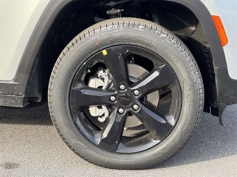 New 2025 Jeep Grand Cherokee Limited w/ Black Appearance Package image 11