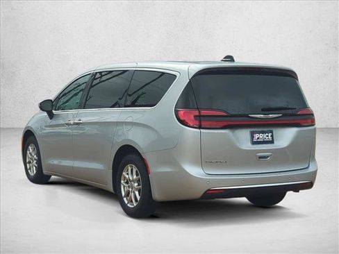 Used 2023 Chrysler Pacifica Touring-L FWD image 8