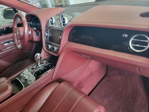 Used 2020 Bentley Bentayga image 25