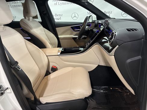 Used 2025 Mercedes-Benz GLC 300 4MATIC image 17