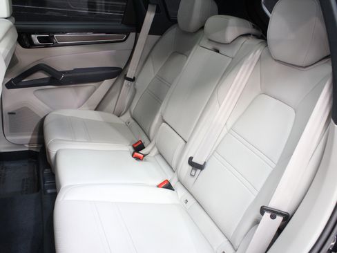 Used 2023 Porsche Cayenne Platinum Edition image 37