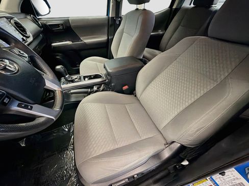 Used 2020 Toyota Tacoma SR5 RWD image 11