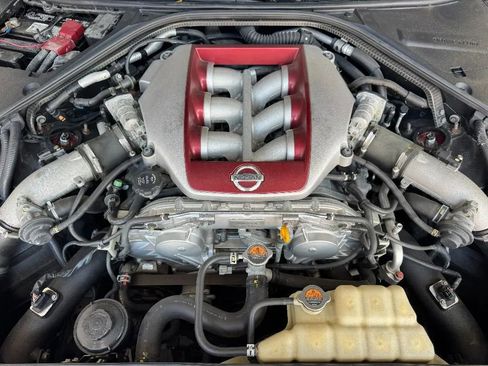 Used 2016 Nissan GT-R Premium image 28