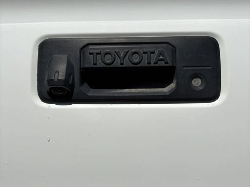 Used 2022 Toyota Tacoma SR5 AWD/4WD image 9