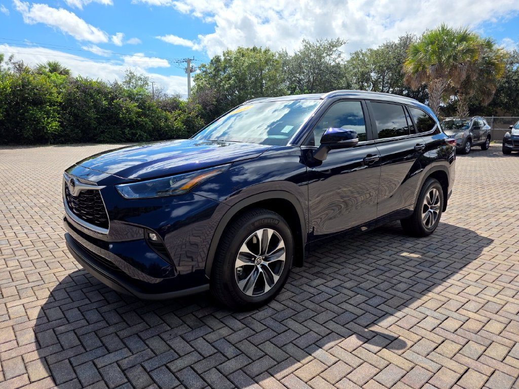 Certified 2026 Toyota Highlander XLE AWD/4WD image 3