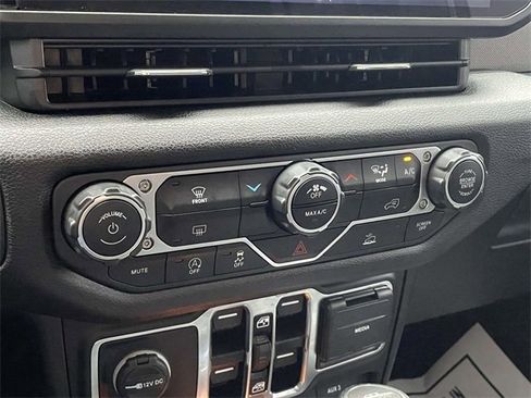 Used 2025 Jeep Gladiator Sport image 27