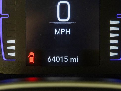 Used 2020 Chrysler Voyager LX FWD image 32