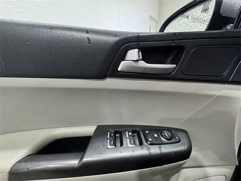 Used 2020 Kia Sportage LX image 16