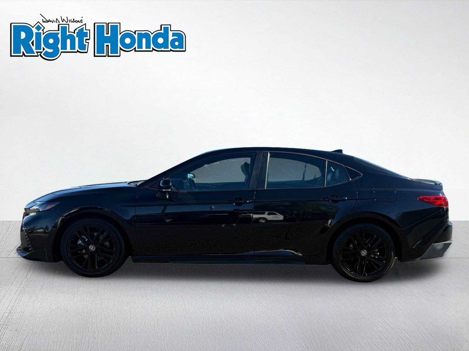 Used 2025 Toyota Camry SE FWD image 3