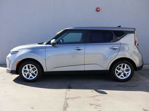 Used 2025 Kia Soul LX image 2