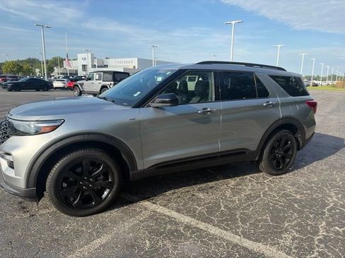 Used 2023 Ford Explorer ST-Line w/ Class IV Trailer Tow Package AWD/4WD image 2