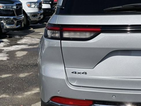 Certified 2023 Jeep Grand Cherokee Limited image 11