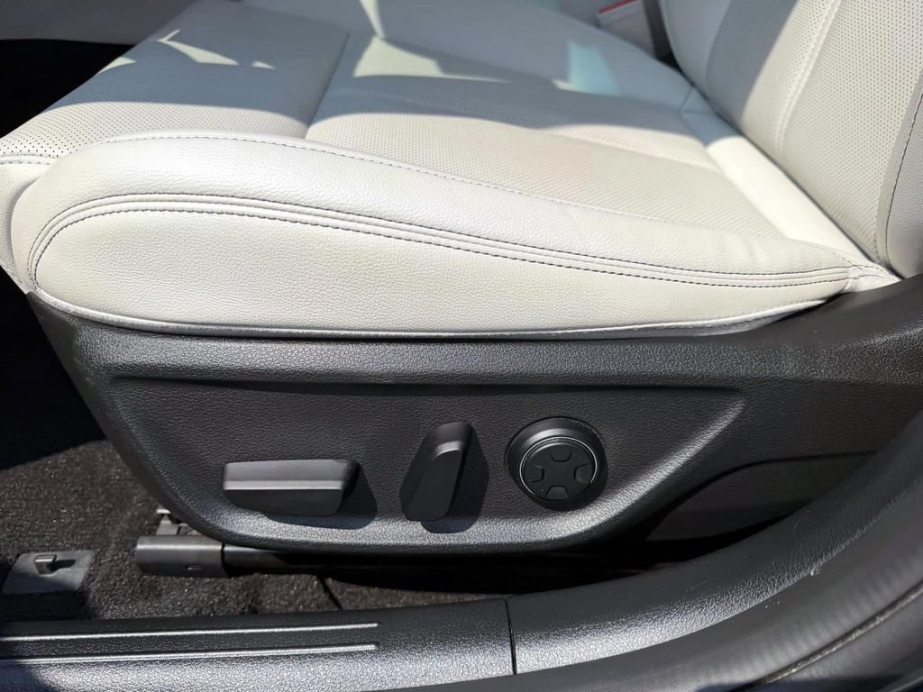 Certified 2025 Genesis G70 2.5T AWD/4WD image 14
