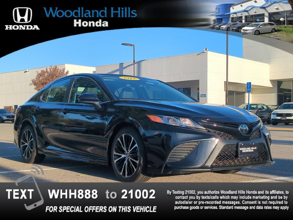 Used 2019 Toyota Camry SE w/ Carpet Mat Package FWD image 3