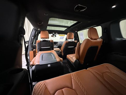 Used 2025 Chrysler Pacifica Pinnacle image 23
