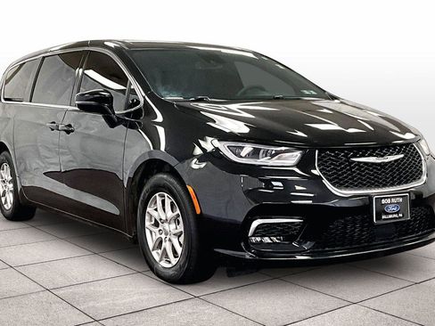 Used 2025 Chrysler Pacifica Select image 2