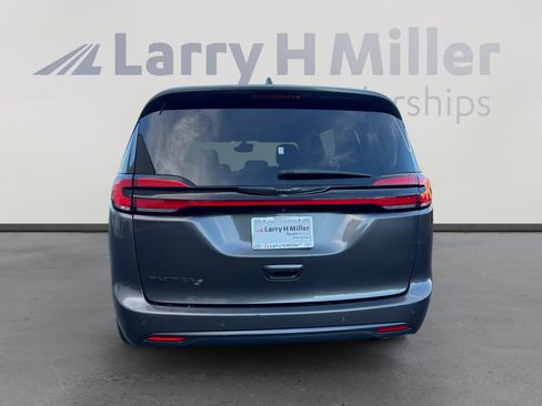 Used 2021 Chrysler Pacifica Touring w/ S Appearance Package image 4