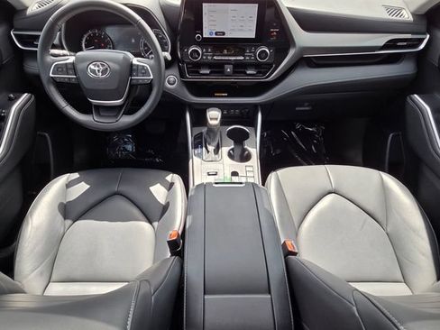 Used 2024 Toyota Highlander XLE FWD image 11