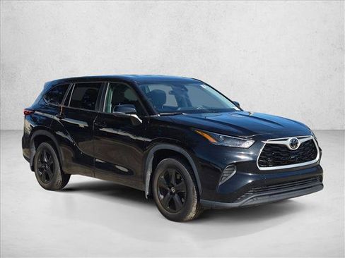 Used 2023 Toyota Highlander L FWD image 3