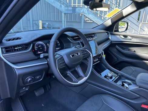 New 2025 Jeep Grand Cherokee Altitude image 44