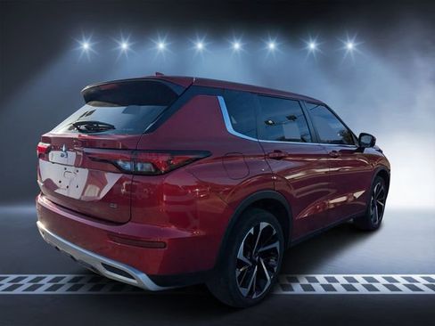 Used 2022 Mitsubishi Outlander SE image 2