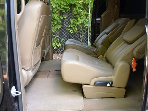 Used 2015 Chrysler Town & Country Touring-L w/ Driver Convenience Group FWD image 9