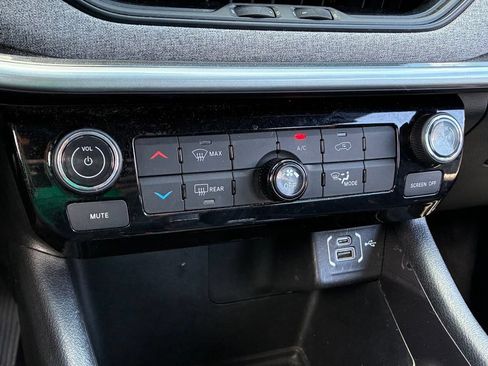 Used 2024 Jeep Compass Latitude AWD/4WD image 27