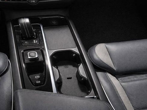 Used 2022 Volvo XC60 B5 R-Design AWD/4WD image 19