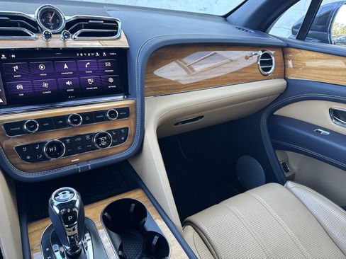 Used 2022 Bentley Bentayga V8 image 22