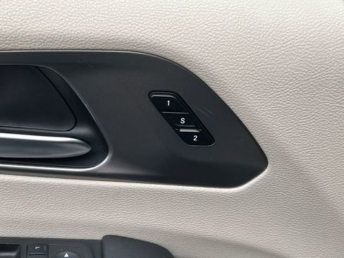 Used 2024 Chrysler Pacifica Touring-L FWD image 17