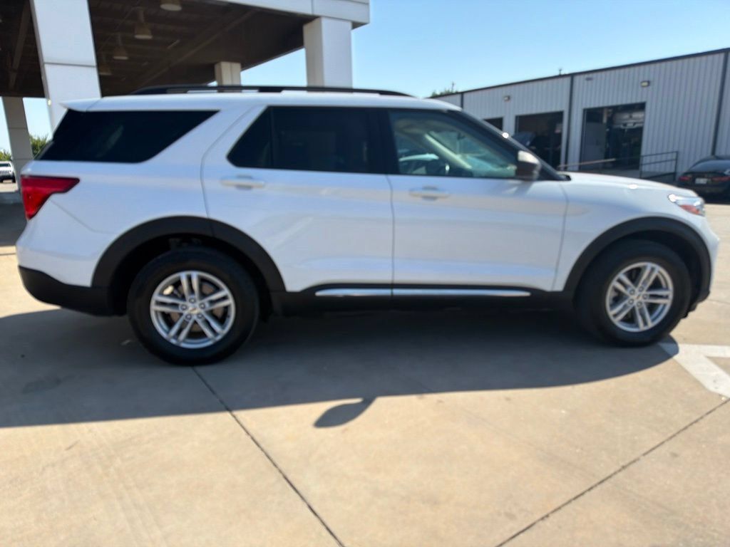 Used 2023 Ford Explorer XLT AWD/4WD image 2