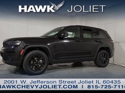 Used 2025 Jeep Grand Cherokee Altitude AWD/4WD image 3