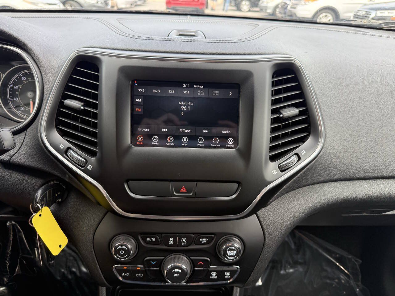 Used 2019 Jeep Cherokee Latitude w/ Popular Appearance Group FWD image 17