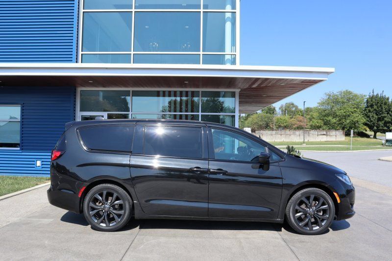 Used 2020 Chrysler Pacifica Touring w/ S Appearance Package FWD image 2