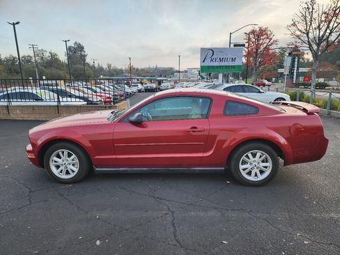 Used 2005 Ford Mustang Deluxe image 2