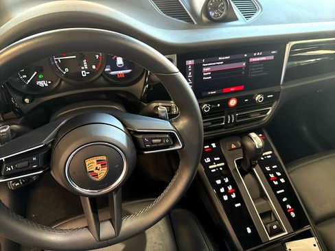 Used 2022 Porsche Macan Base image 16