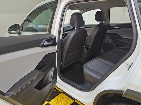 Used 2024 Volkswagen Taos SE image 15