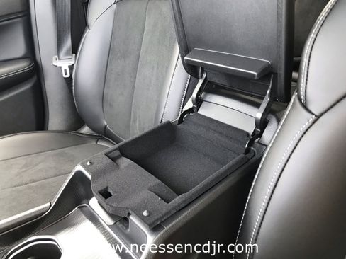 New 2025 Jeep Grand Cherokee L Altitude image 24