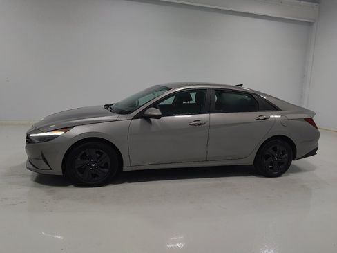 Used 2023 Hyundai Elantra SEL FWD image 2