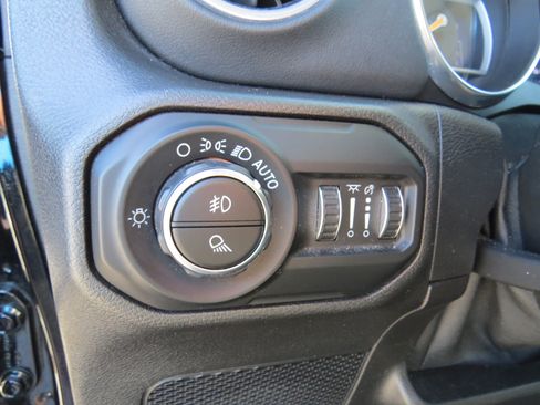 Used 2021 Jeep Gladiator Overland w/ Popular Equipment Package AWD/4WD image 19