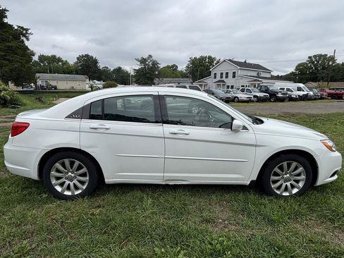 Used 2012 Chrysler 200 Touring FWD image 4