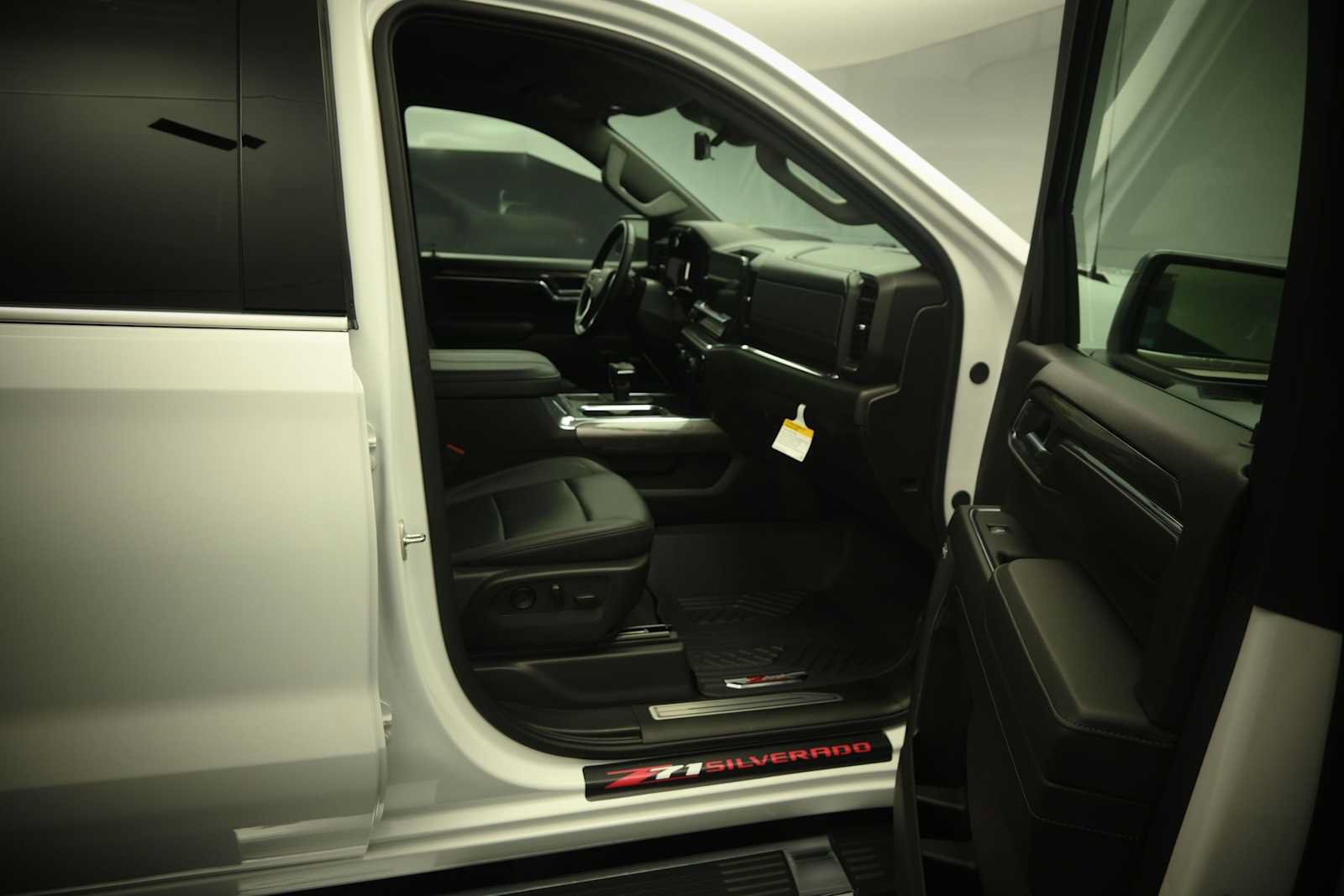 Used 2024 Chevrolet Silverado 1500 LTZ AWD/4WD image 24