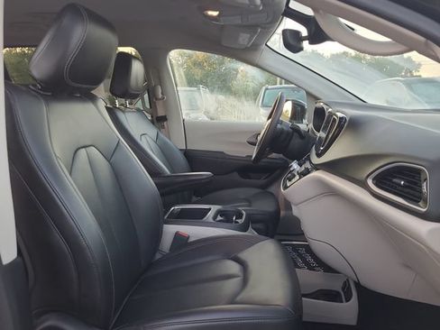 Used 2024 Chrysler Pacifica Touring-L FWD image 22