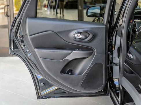 Used 2019 Jeep Cherokee Latitude Plus FWD image 50