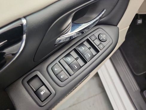 Used 2019 Dodge Grand Caravan SXT w/ Driver Convenience Group image 18