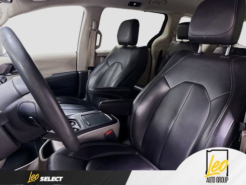 Used 2023 Chrysler Pacifica Touring-L FWD image 23