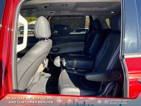 Used 2025 Kia Carnival SX image 11