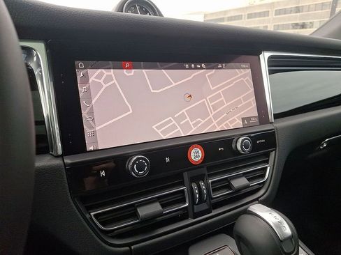 Used 2025 Porsche Macan image 18