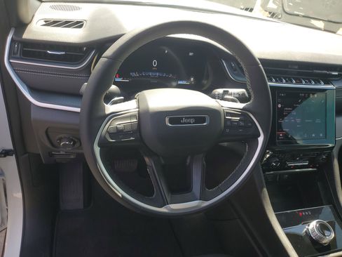 Used 2025 Jeep Grand Cherokee Laredo w/ Luxury Tech Group I RWD image 14