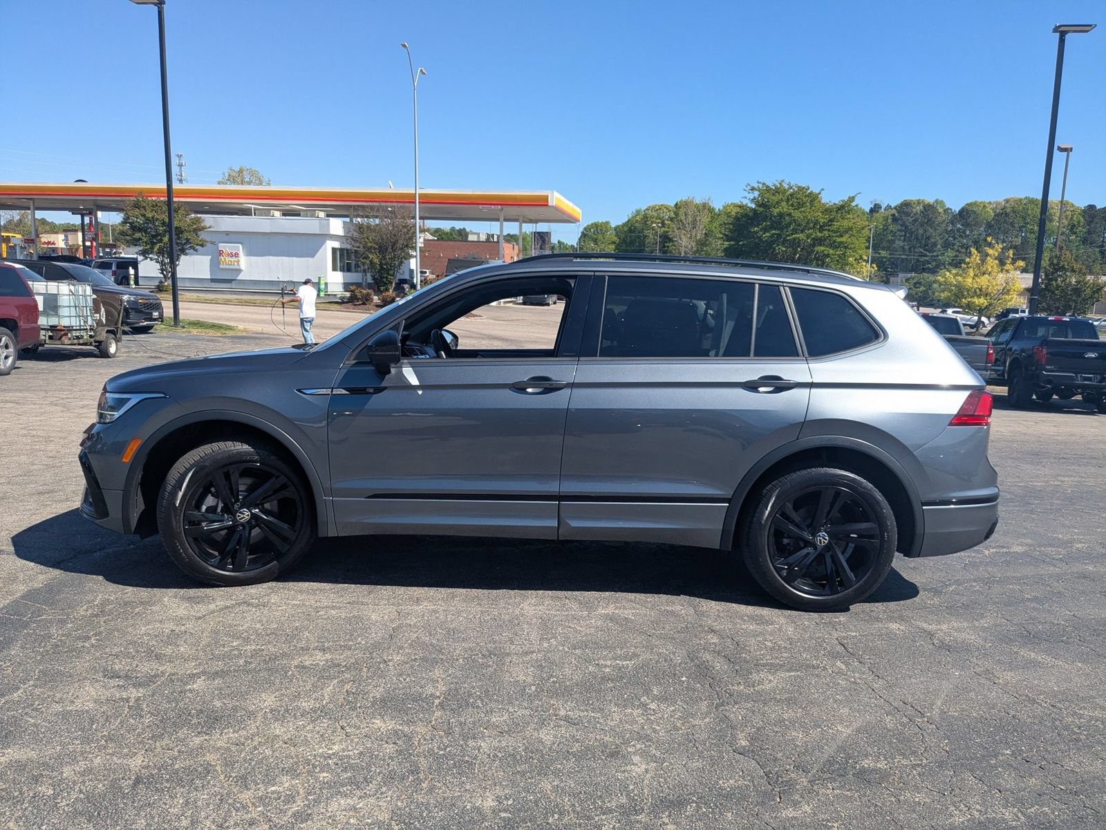 Used 2023 Volkswagen Tiguan SE R-Line AWD/4WD image 7